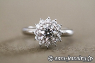 譲り受けたダイヤモンドを身に着ける。