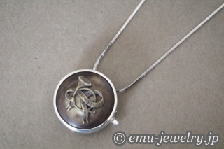 イヤリングをリングとペンダントにリフォームさせて頂きました。